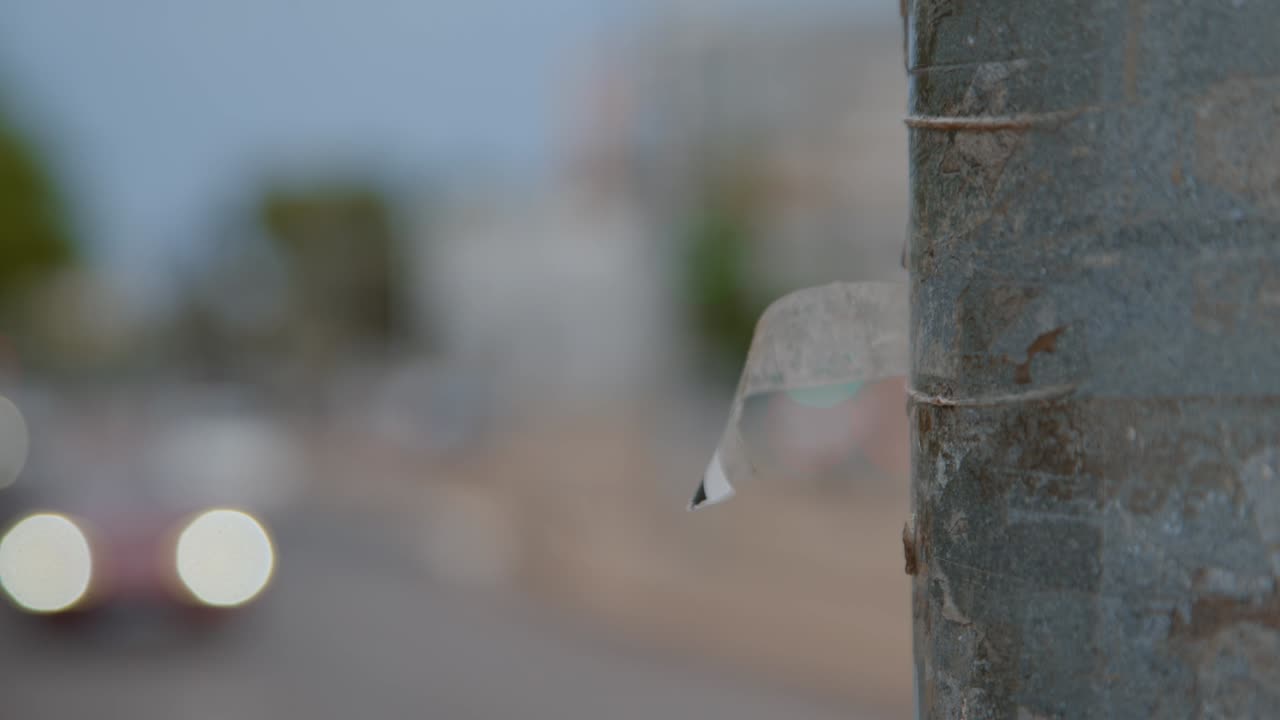 기둥 에 붙여진 테이프 한 조각