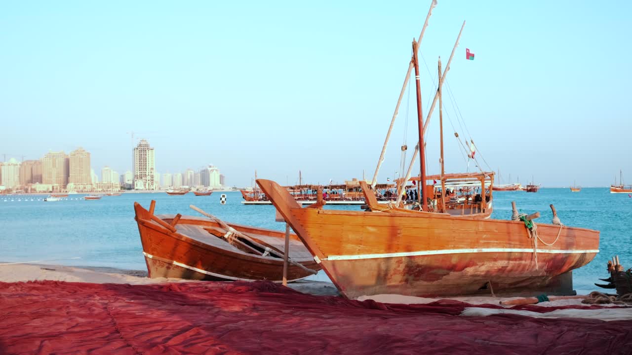 pescadores árabes tradicionales con dhows con bandera de qatar en el golfo arábigo