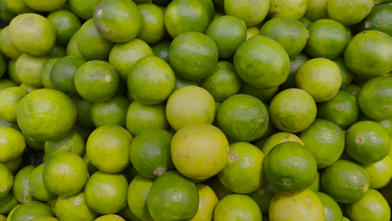 I limoni vengono venduti al mercato