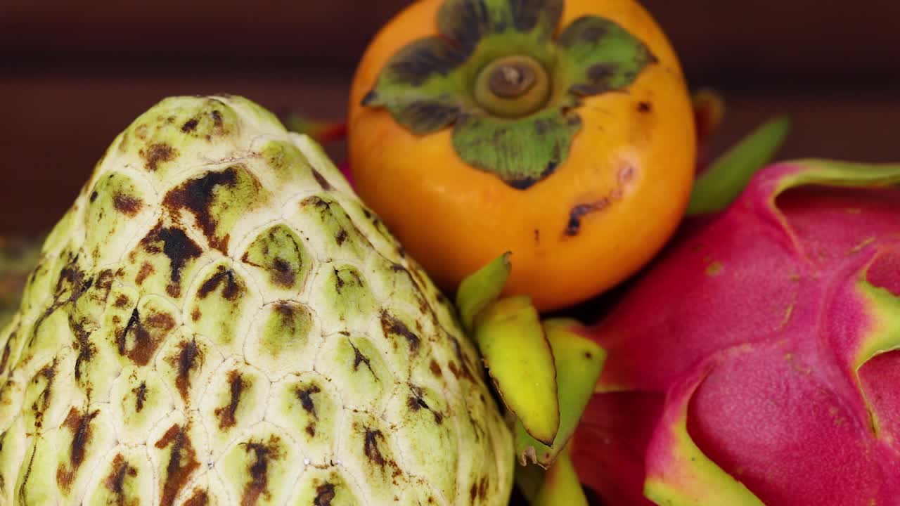 하게 배열 된 활기찬 과일