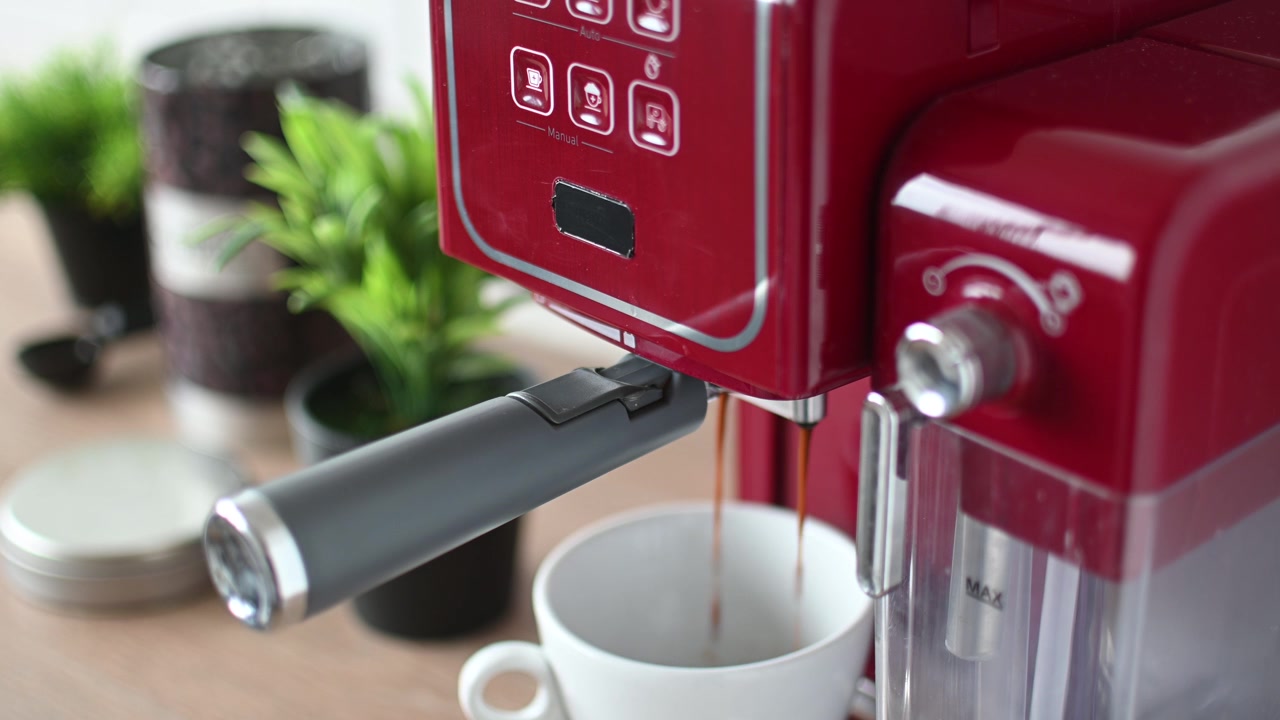 Preparando Café Expresso em uma Cozinha Moderna