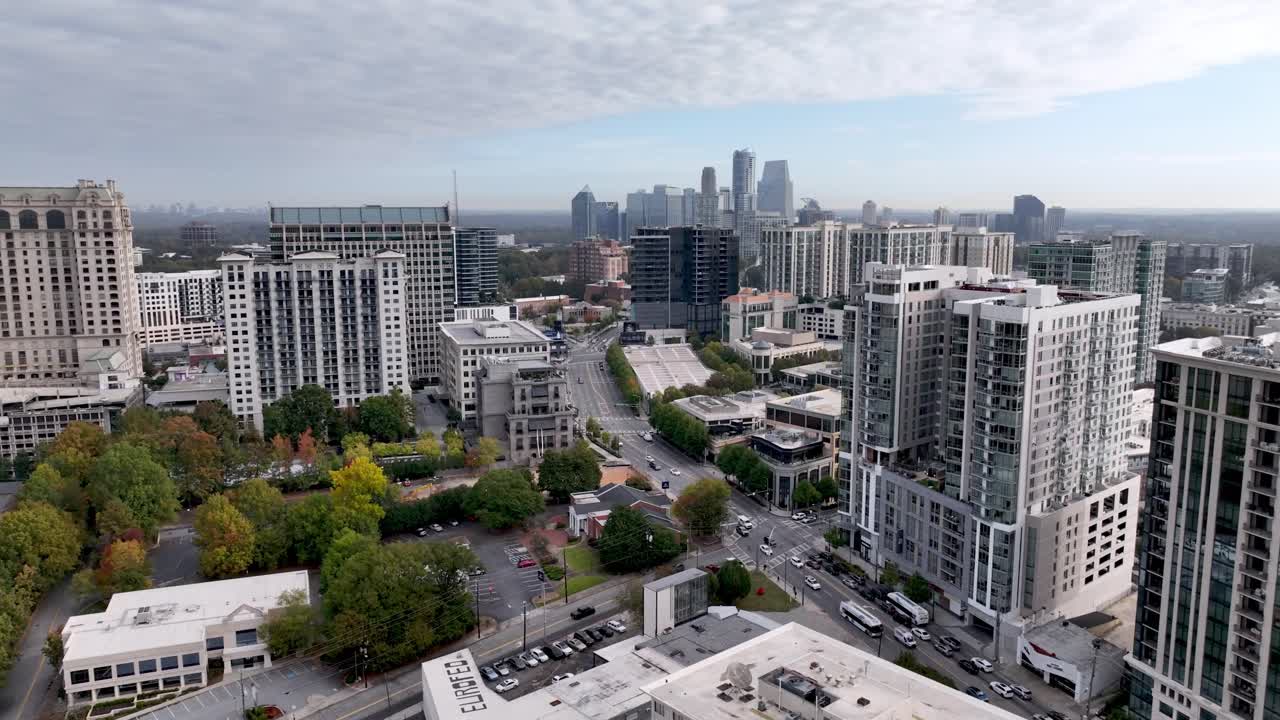 애틀랜타 조지아의 에어리얼 버크헤드 조지아 쇼핑 디스트릭트