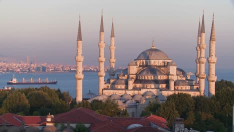 la mezquita azul en estambul turquía al atardecer con fondo de barco de carga