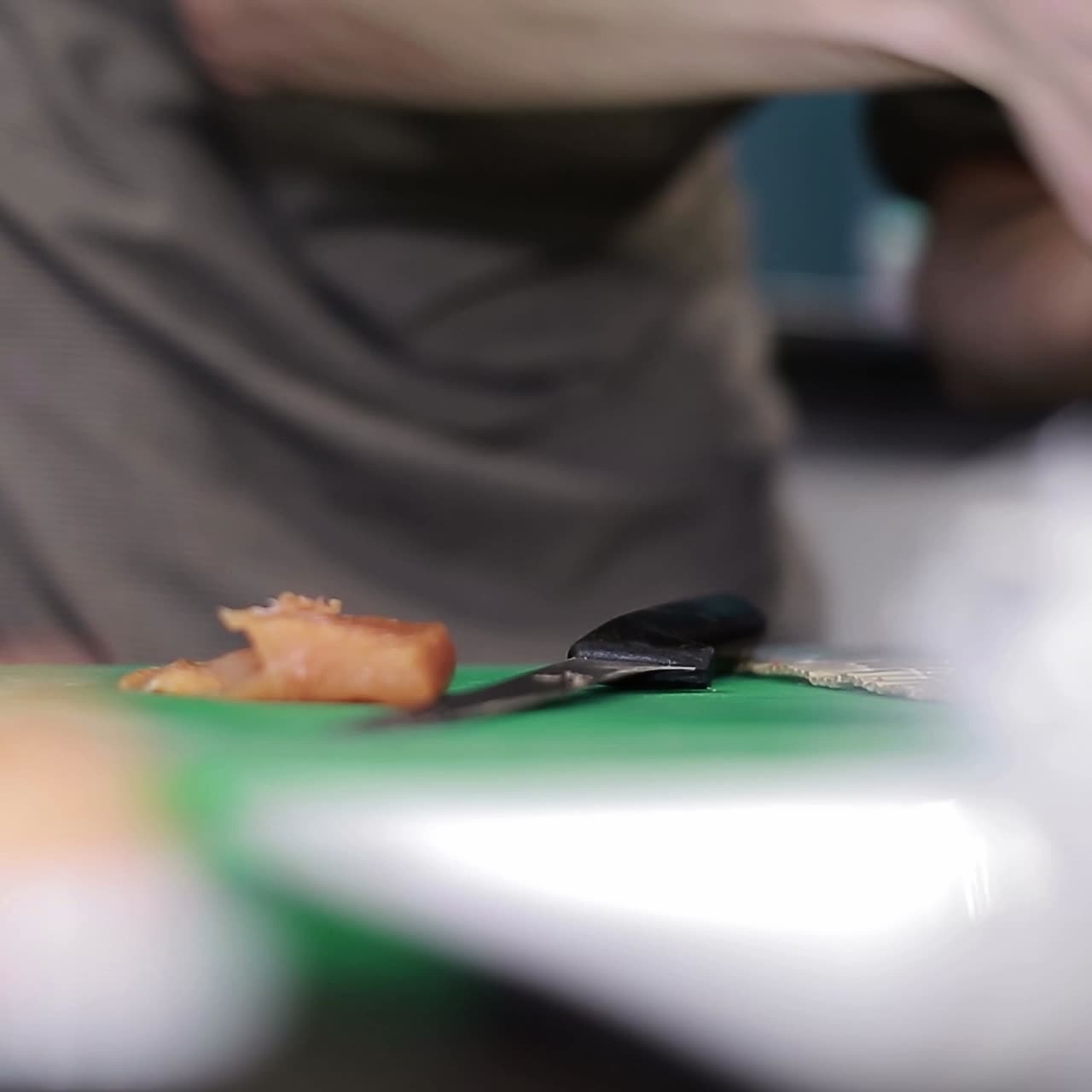 preparando sushi en el taller