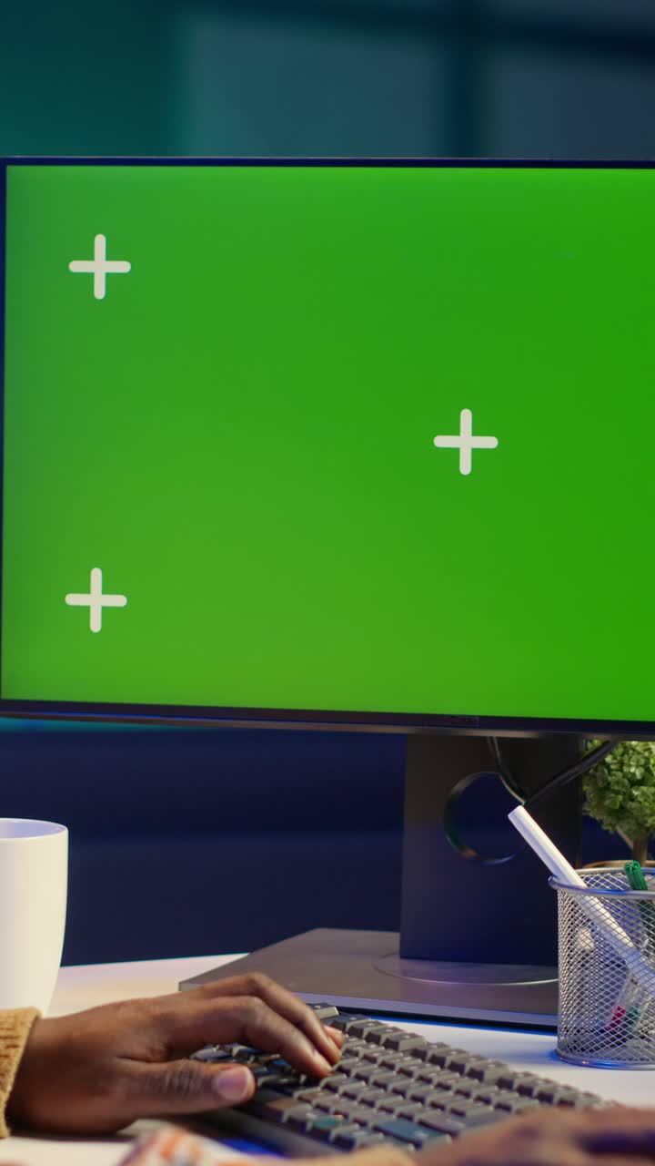 Udvikler af vertikale videoer indtaster binære data på terminal panel ved siden af isoleret mockup