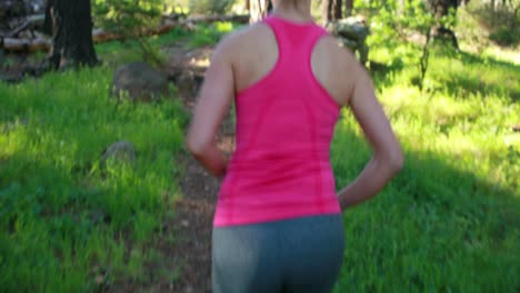 mujer corriendo en el bosque