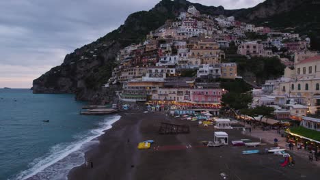 Dämmerungsdrohne-Schoss-über-Den-Beliebten-Schwarzen-Strand-Von-Positano-An-Der-Amalfiküste