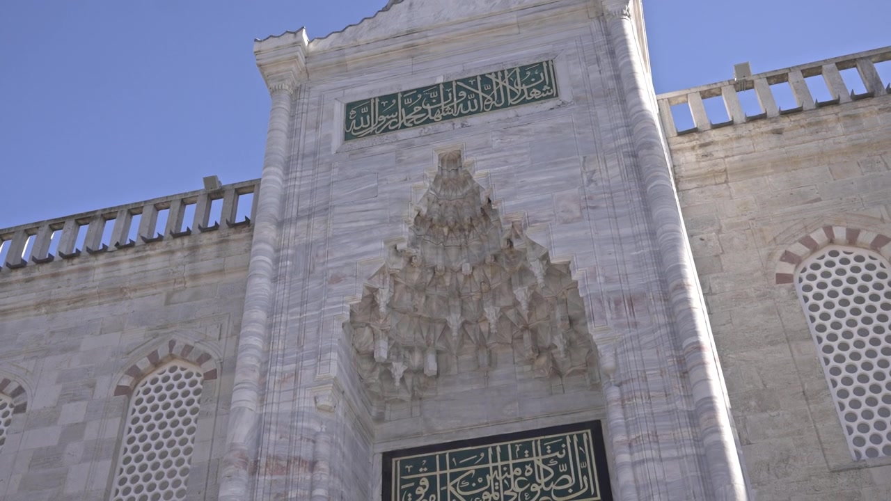 Filmato cinematografico in 4K dell'esterno della Moschea del Sultano Ahmed (Moschea Blu), che mostra le sue cupole a cascata, sei minareti e il cortile ad arco. Cielo azzurro limpido, Istanbul, Turchia.