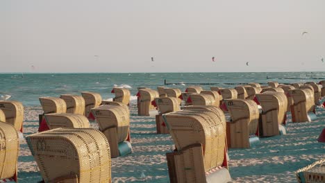 Deutscher-Strand-An-Der-Ostsee-Am-Sonnigen-Nachmittag-Mit-Möwen