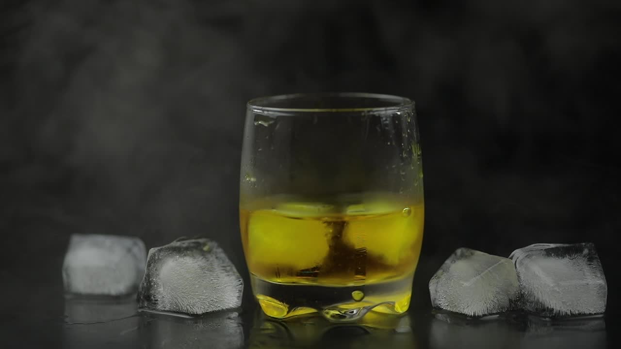 vaso de whisky con hielo