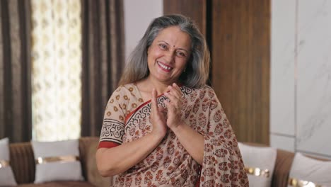 Feliz-Anciana-India-Aplaudiendo