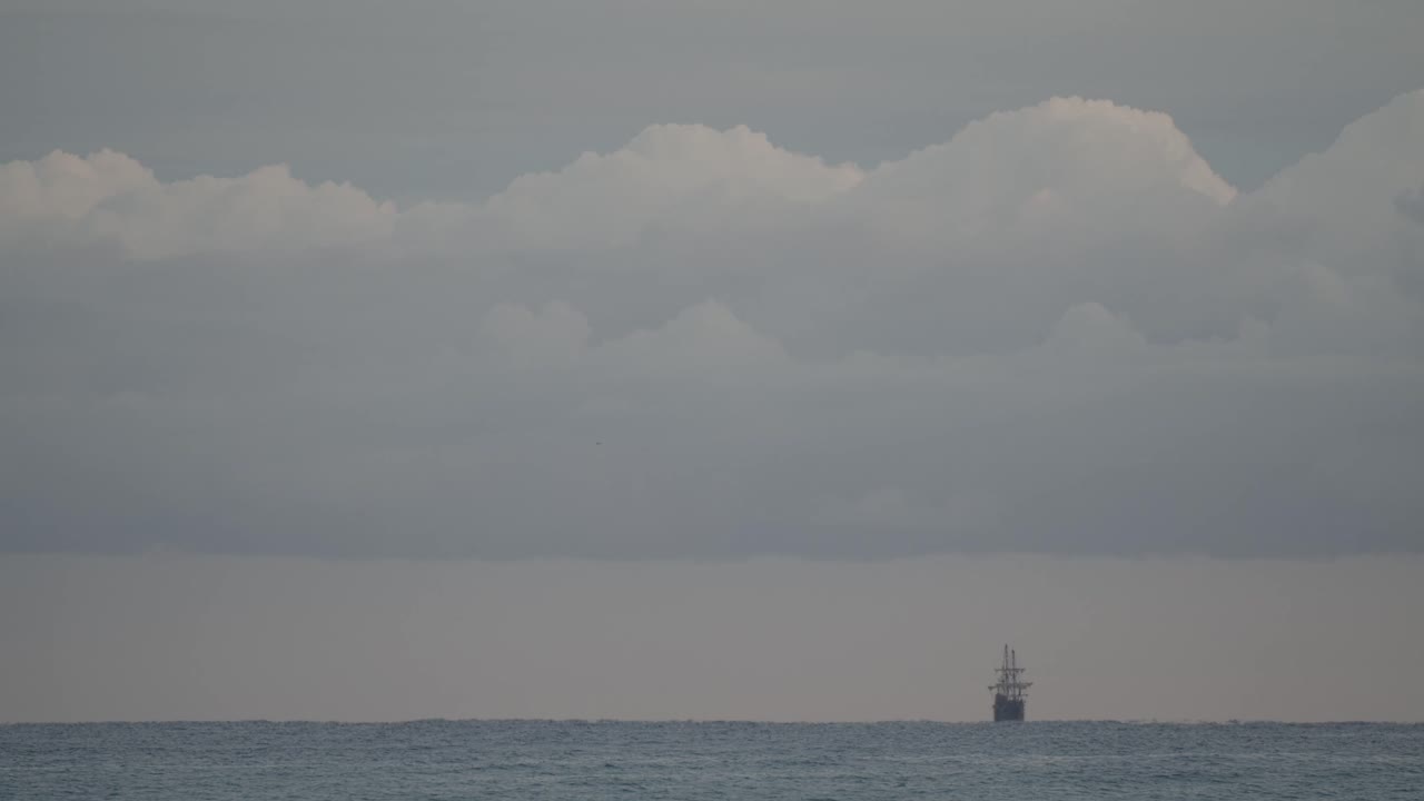 16세기 갤리온 안달루시아 복제선은 일출 시 아름다운 흐린 날 지중해에서 먼 거리를 항해합니다.