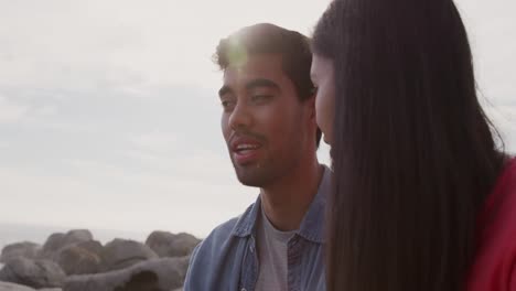 pareja joven disfrutando del tiempo libre juntos