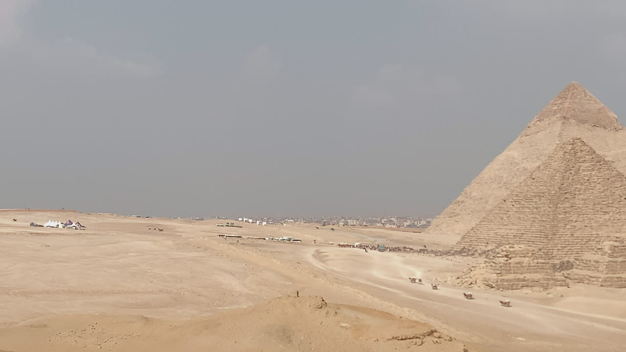 vista panorámica de las tres pirámides principales de egipto