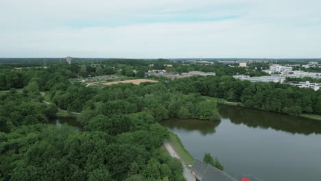 pequeño lago en el parque gayeulles cerca de la ciudad de rennes, francia