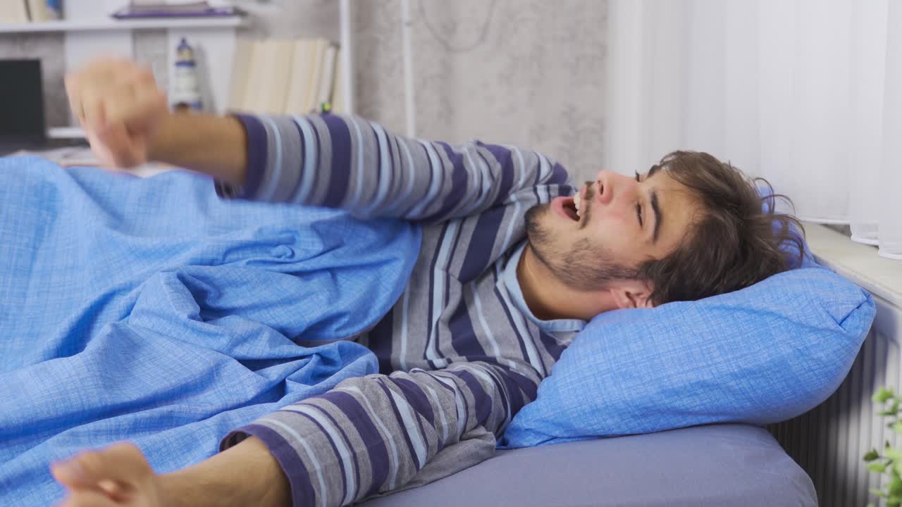 primer plano del hombre despertando. para despertar. feliz despertar.