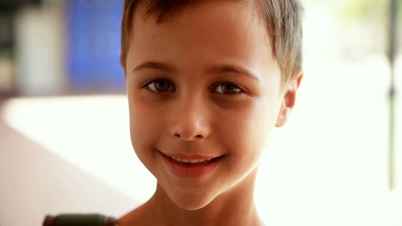 retrato de un niño de escuela lindo de pie con una mochila 4k