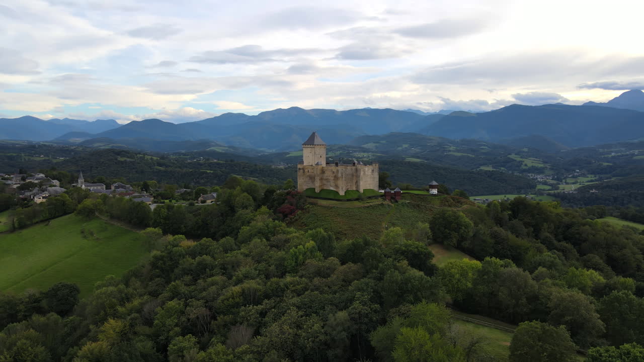 Veduta elevata dello storico Castello di Mauvezin.