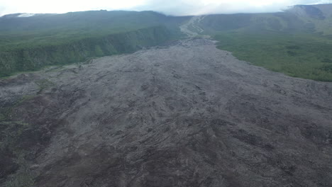 vuelo aéreo sobre el flujo de lava seca de una erupción volcánica en la isla de la reunión
