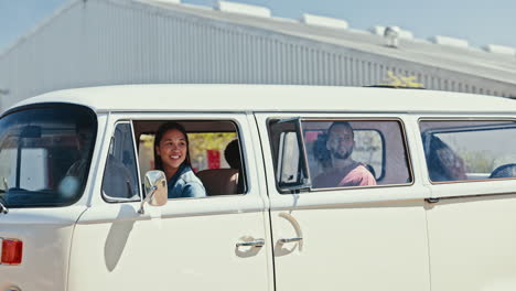 Viaje-Por-Carretera,-Viajes-Y-Amigos-En-Camioneta-Para-Viajar.