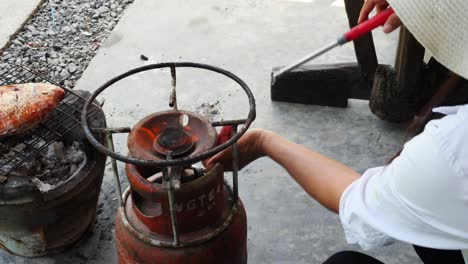 Schalten-Sie-Das-Gas-An-Einer-Alten-Rostigen-Gasflasche-Ein---Streetfood