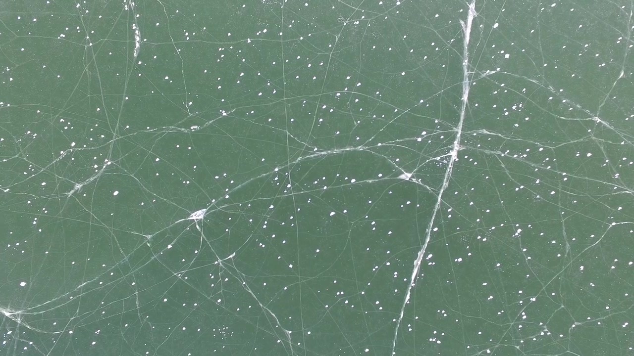 Vista Aerea di Superficie di Ghiaccio Crepata su Lago Ghiacciato