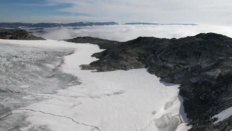 toma aérea del glaciar hardangerjøkulen y las montañas circundantes en noruega