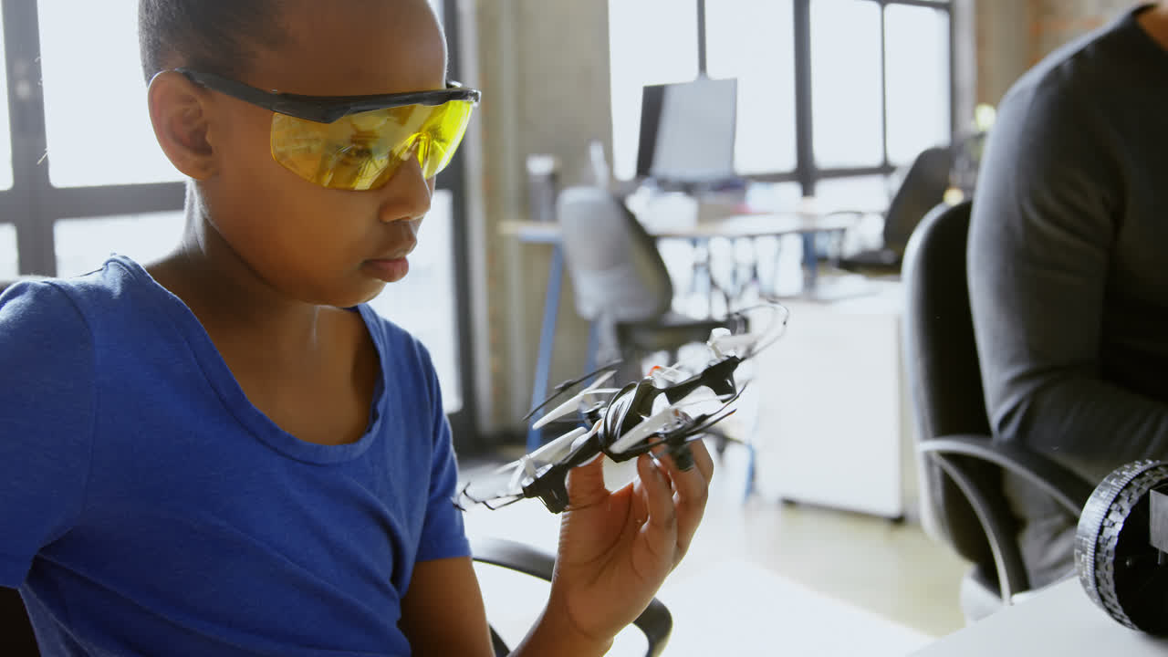 chica mirando al avión no tripulado en el escritorio 4k