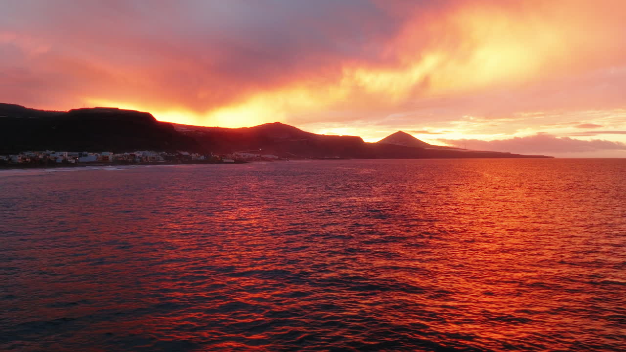 Farverig solnedgang over havet på Gran Canaria, droneoptagelse.