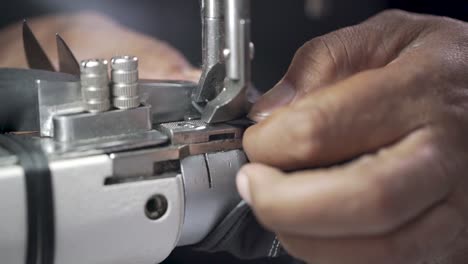 primer plano de guantes de cuero fabricados en una fábrica de la industria textil.