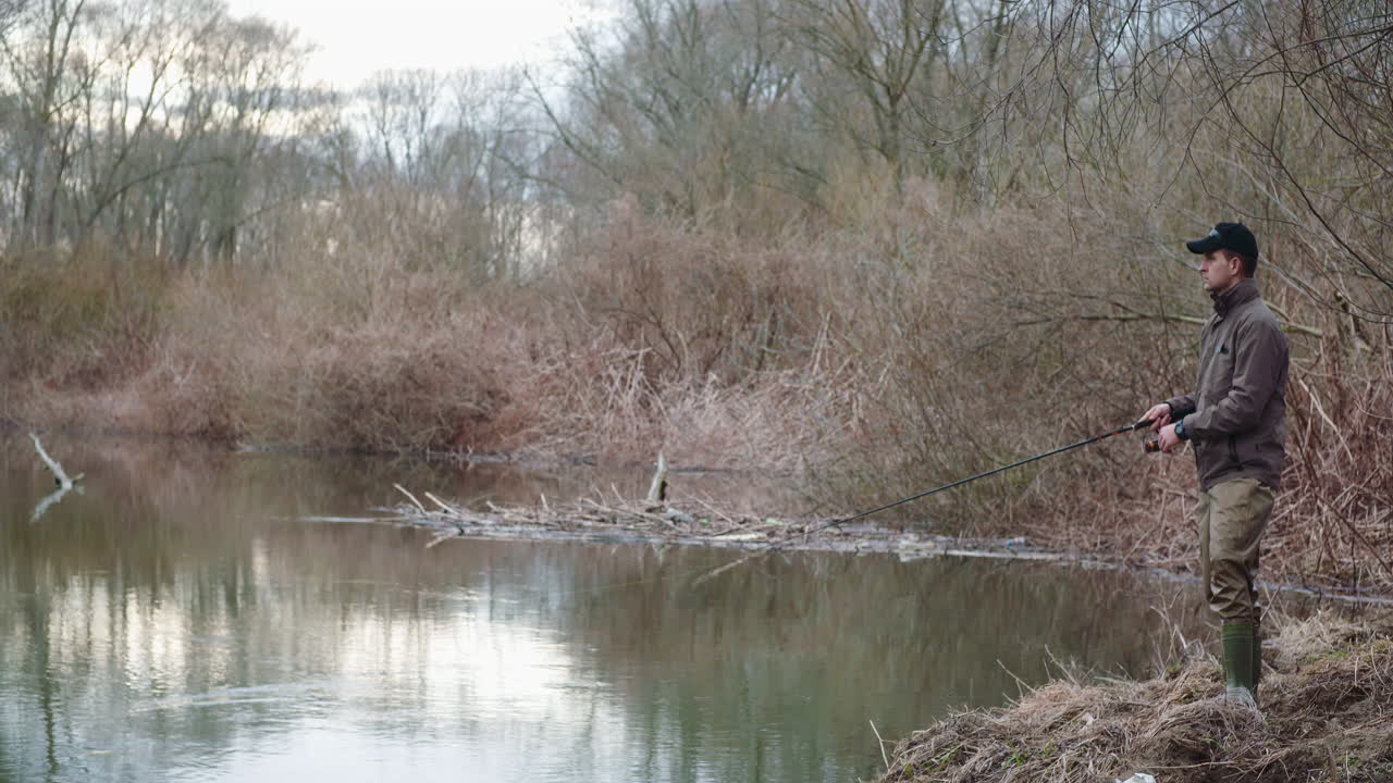 рыбак держит удочку в руках 5