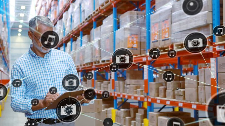 Animazione di una rete di connessioni con icone su un lavoratore maschio caucasico che lavora in magazzino