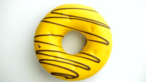 el donut glazado de primer plano.