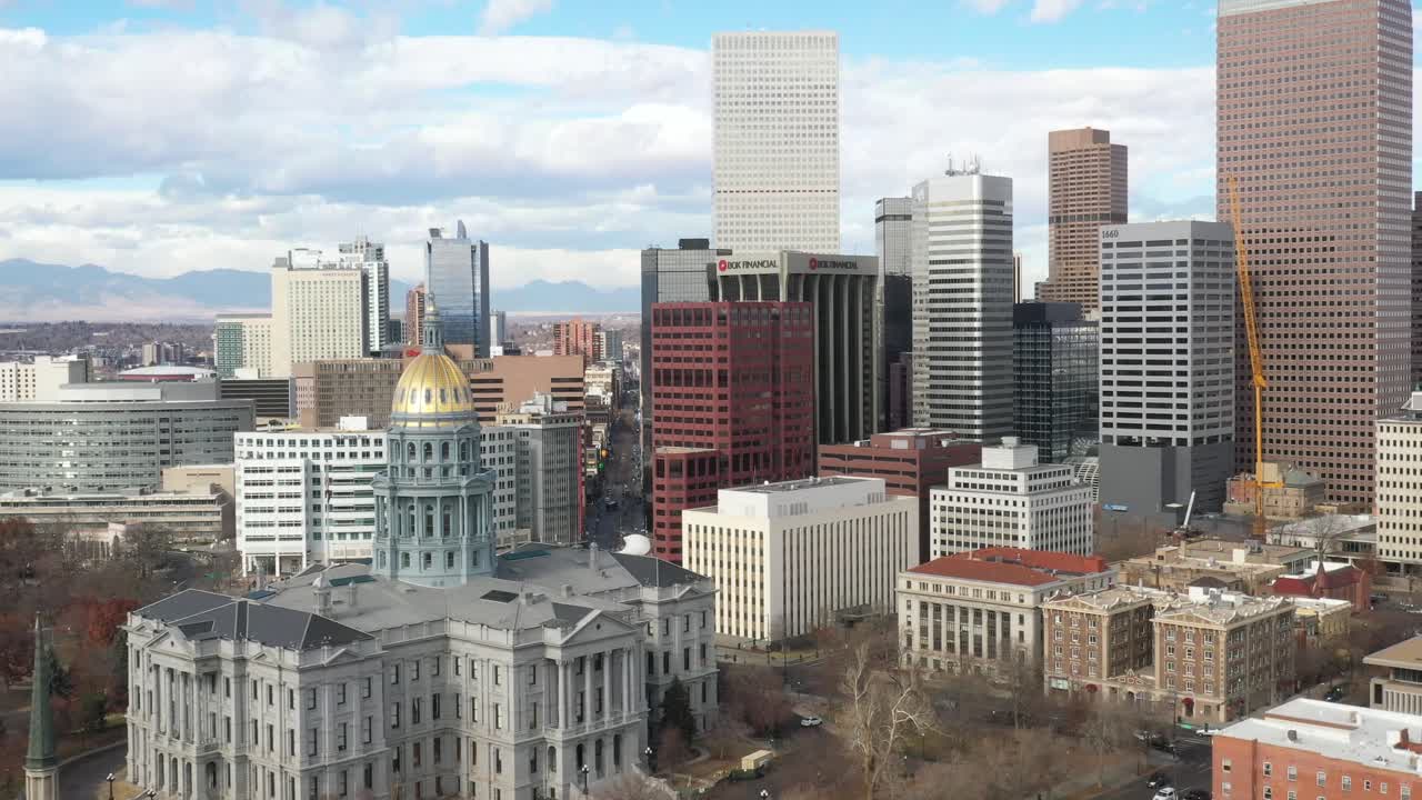드론이 아래로 움직이는 콜로라도 주청사 및 덴버 스카이라인