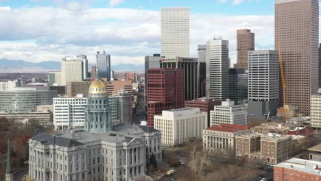 el capitolio del estado de colorado y el horizonte de denver con drones moviéndose hacia abajo