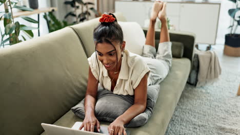 Computadora-Portátil,-Correo-Electrónico-Y-Relajarse-Con-Una-Mujer-En-Un-Sofá