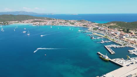 Puerto-De-Golfo-Aranci-Y-Ciudad-Costera-En-Cerdeña,-Italia---Antena-4k-Al-Revés