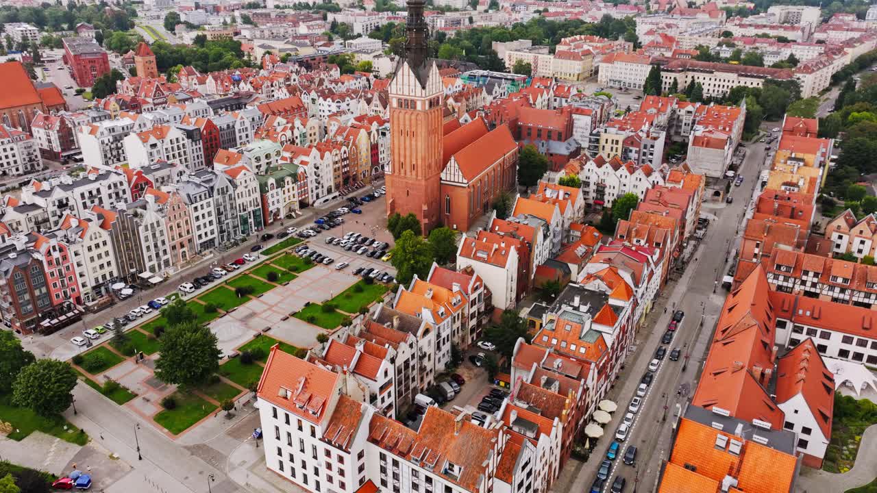 Величественная кинематографическая панорама, показывающая Старый город Эльблаг при ярком дневном свете