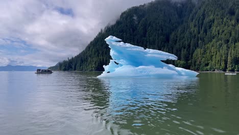 excelente filmación de un barco que navega frente a un iceberg en la bahía de laconte en alaska