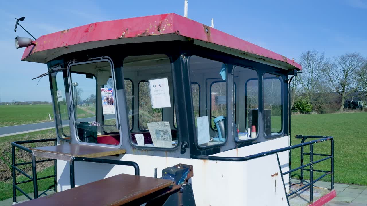 Vecchia cabina di controllo del traghetto in un paesaggio rurale in una giornata di sole