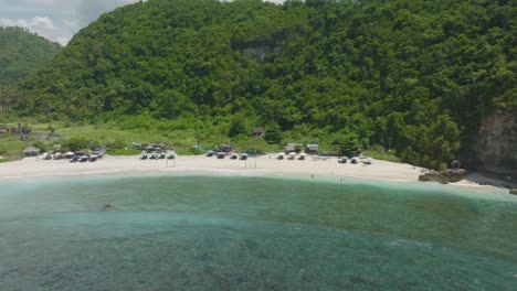 Playa-Atuh-Tropical-Aislada-Con-Arena-Blanca,-Bahía-Exótica-En-Nusa-Penida,-Antena