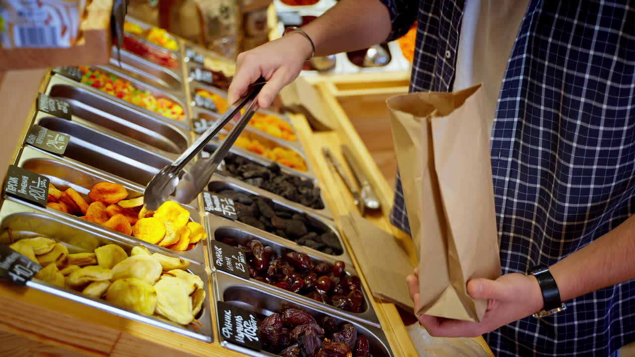 cliente que compra frutas secas en una tienda