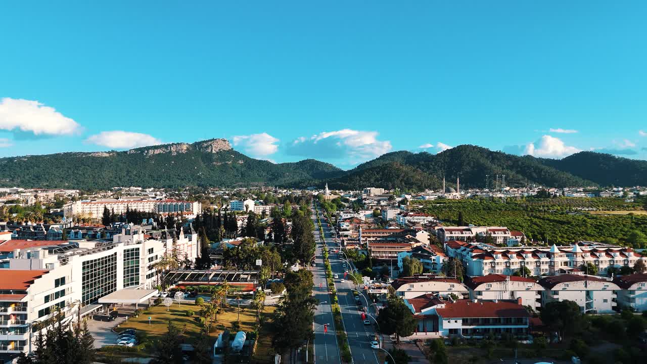 vista de avión no tripulado de la ciudad de kemer de antalya, ciudad turística en la costa mediterránea de turquía