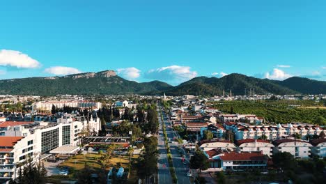 vista de avión no tripulado de la ciudad de kemer de antalya, ciudad turística en la costa mediterránea de turquía