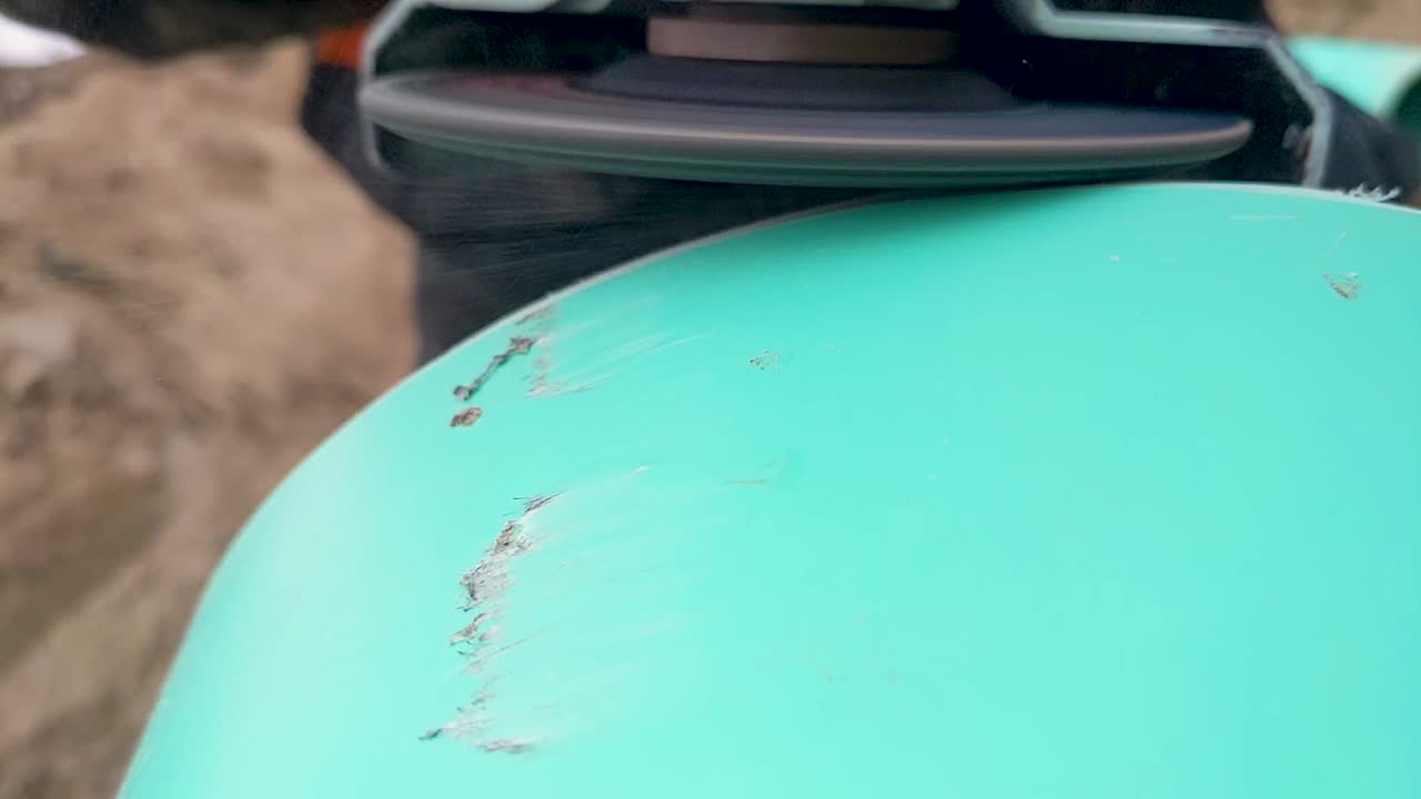 строительный рабочий использует электрическую шлифовальную машину для снятия фаски с края канализационной трубы sdr для монтажа