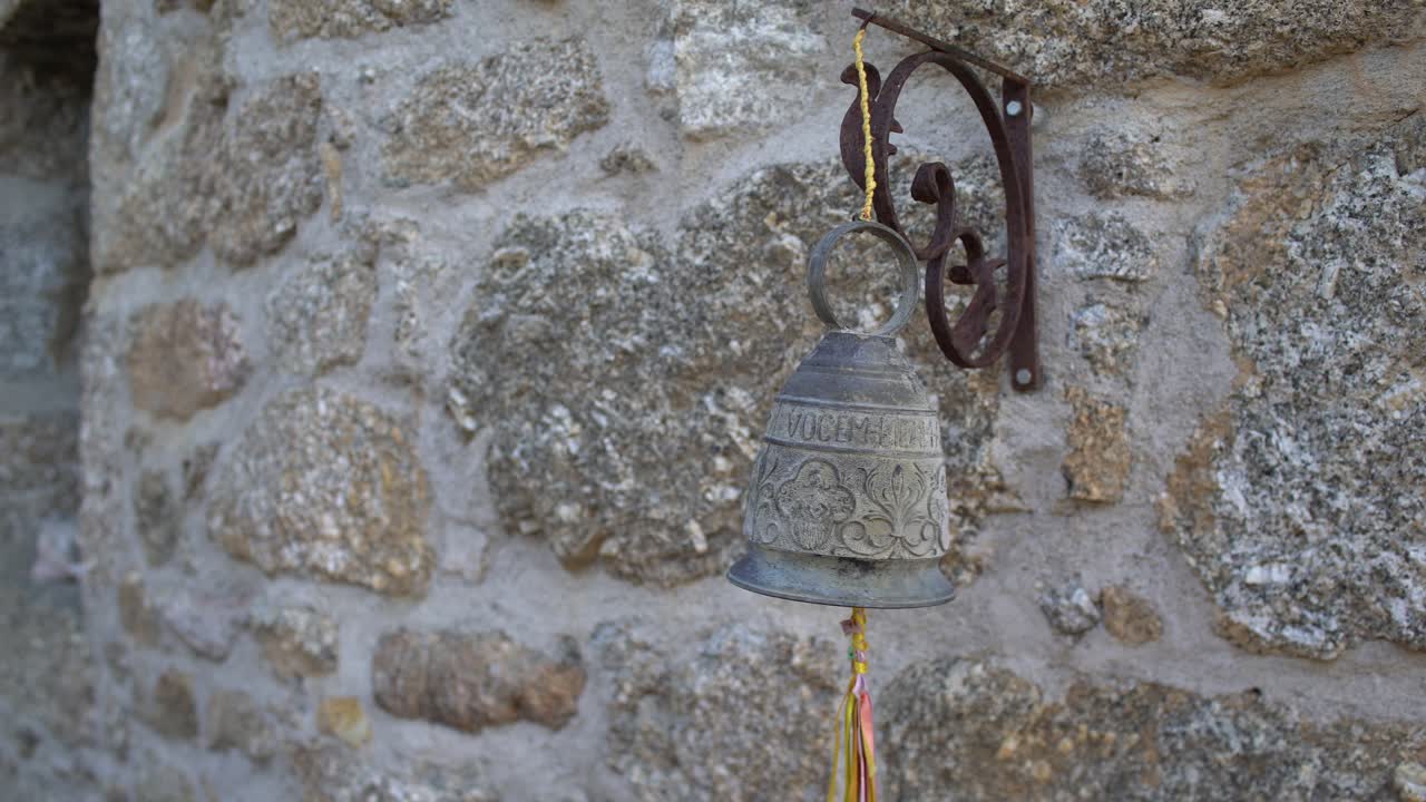 Campanello in ferro all'ingresso di una casa europea in pietra.
