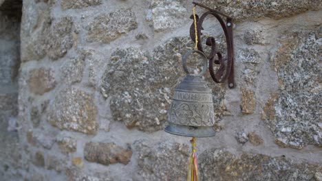 eisentürglocke am eingang eines europäischen steinhauses