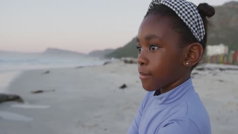 Feliz-Niña-Afroamericana-Sentada-Sola-En-La-Playa-Soleada