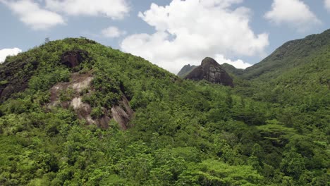 Drone-Sobre-El-Parque-Nacional,-Sendero-Natural-Anse-Major-3,-área-Intacta-Del-Parque-Nacional,-Enorme-Roca-En-El-Centro