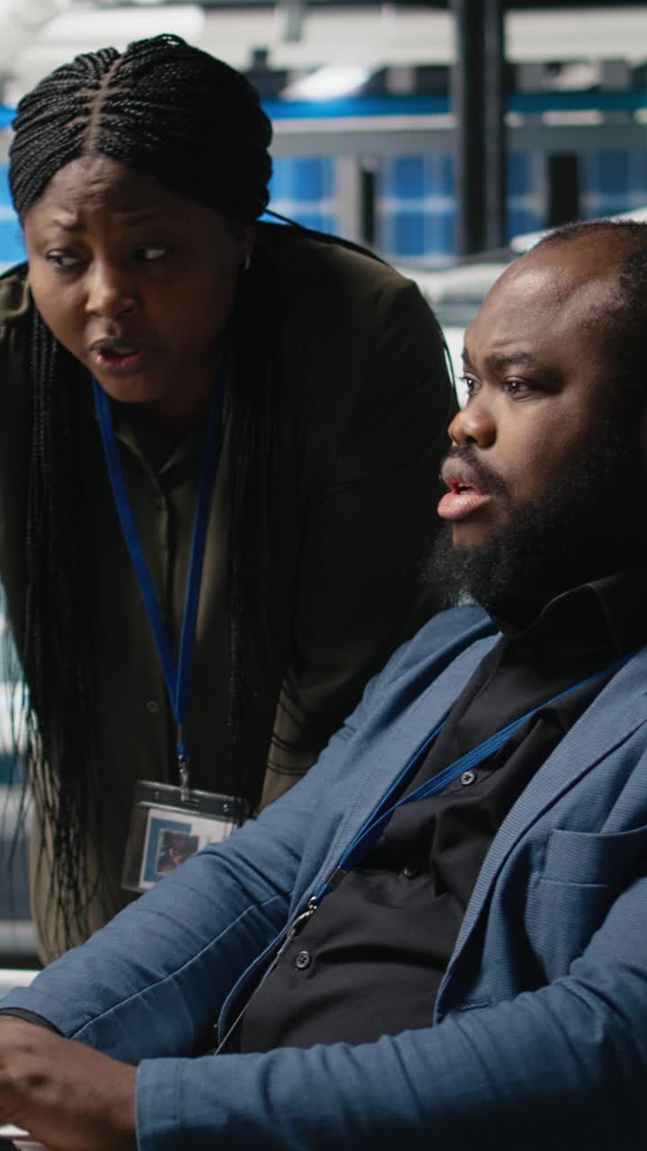 Vertikal video: Afroamerikanske fabrikseksperter deltager i analyse af produktionsprocesser.